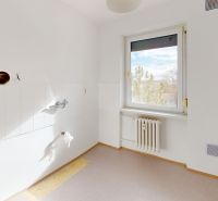 Exkluzívne predáme pekný 3-izbový byt vo Vajnoroch - Prázdna miestnosť v 3-izbovom byte s oknom a radiátorom.