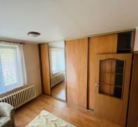 Predaj 3-izbového bytu, Michalská, Michalská, Hlohovec - Biela stena, skriňa s posuvnými dverami, podlaha s dreveným dekorom, 3-izbový byt.