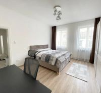 Veľkorysý 3 izbový byt 87m2 po rekonštrukcii, Wiener Neustadt - Svetlá spálňa s podlahou s dreveným dekorom a pracovným stolom v 3-izbovom byte.