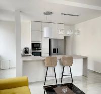 Veľkorysý 3 izbový byt 87m2 po rekonštrukcii, Wiener Neustadt - Kuchyňa v 3-izbovom byte s ostrovčekom, barovými stoličkami a svetlými skrinkami.