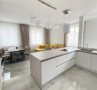Veľkorysý 3 izbový byt 87m2 po rekonštrukcii, Wiener Neustadt - Kuchyňa v 3-izbovom byte so žltým gaučom a jedálenským stolom.