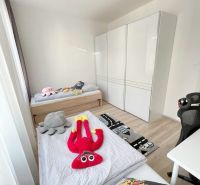 Veľkorysý 3 izbový byt 87m2 po rekonštrukcii, Wiener Neustadt - Detská izba v 3-izbovom byte s hračkami a podlahou s dreveným dekorom.