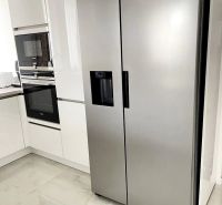 Veľkorysý 3 izbový byt 87m2 po rekonštrukcii, Wiener Neustadt - Kuchyňa v 3-izbovom byte s nerezovou chladničkou a keramickou dlažbou.