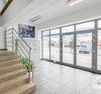 Bez provízie RK | Kancelárie | 24 m² – 46 m² | parkovanie | Svornosti - Interiér kancelárie so schodiskom, poštovými schránkami a veľkými presklenými dverami.