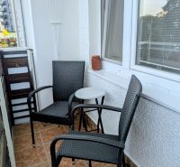 2izbový byt na prenájom v Dubnici nad Váhom  - Balkón v Dubnici nad Váhom na Centrum I s dvomi stoličkami a stolíkom.