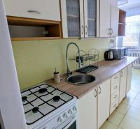 2izbový byt na prenájom v Dubnici nad Váhom  - Kuchyňa v 2-izbovom byte so sporákom, umývadlom a kuchynskou linkou.