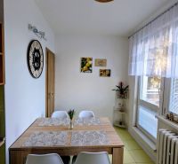 2izbový byt na prenájom v Dubnici nad Váhom  - Jedáleň v 2-izbovom byte s jedálenským stolom a dekoráciami.