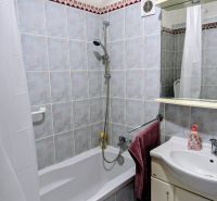 2izbový byt na prenájom v Dubnici nad Váhom  - Kúpeľňa v 2-izbovom byte s vaňou, umývadlom a keramickými obkladmi.