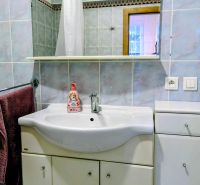2izbový byt na prenájom v Dubnici nad Váhom  - Kúpeľňa v 2-izbovom byte s umývadlom, zrkadlom a modrými obkladačkami.
