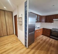 NA PRENÁJOM 2 IZBOVÝ TEHLOVÝ BYT, 55 M2, PREŠOV, ŠIRŠIE CENTRUM - Kuchyňa v 2-izbovom byte s dreveným nábytkom a vstavanou skriňou.