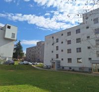 NA PRENÁJOM 2 IZBOVÝ TEHLOVÝ BYT, 55 M2, PREŠOV, ŠIRŠIE CENTRUM - Budovy dvoj-izbových bytov na Majakovského ulici v Prešove so zeleňou na dvore.