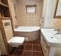 NA PRENÁJOM 2 IZBOVÝ TEHLOVÝ BYT, 55 M2, PREŠOV, ŠIRŠIE CENTRUM - Kúpeľňa v 2-izbovom byte s vaňou a skrinkami, svetlohnedé obklady a dlažba.