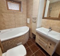 NA PRENÁJOM 2 IZBOVÝ TEHLOVÝ BYT, 55 M2, PREŠOV, ŠIRŠIE CENTRUM - Kúpeľňa s rohovou vaňou, umývadlom a toaletou v 2-izbovom byte.