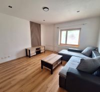 NA PRENÁJOM 2 IZBOVÝ TEHLOVÝ BYT, 55 M2, PREŠOV, ŠIRŠIE CENTRUM - Obývačka s rohovou pohovkou a dreveným nábytkom v 2-izbovom byte.