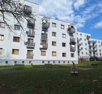 NA PRENÁJOM 2 IZBOVÝ TEHLOVÝ BYT, 55 M2, PREŠOV, ŠIRŠIE CENTRUM - Bytový dom na ulici Majakovského v Prešove obklopený zeleňou a parkoviskom.