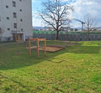 NA PRENÁJOM 2 IZBOVÝ TEHLOVÝ BYT, 55 M2, PREŠOV, ŠIRŠIE CENTRUM - Dvor pri 2-izbovom byte na Majakovského v Prešove s trávnikom a stromami.