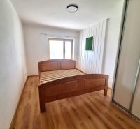 NA PRENÁJOM 2 IZBOVÝ TEHLOVÝ BYT, 55 M2, PREŠOV, ŠIRŠIE CENTRUM - Spálňa s drevenou posteľou a vstavanou skriňou v 2-izbovom byte.