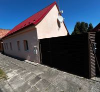 Vidiecky dom na predaj Mikulášov - Rodinný dom na Mikulášov v Lakšárskej Novej Vsi s červenou strechou a satelitom.