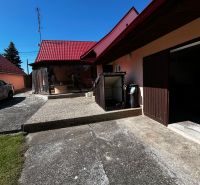 Vidiecky dom na predaj Mikulášov - Rodinný dom v Mikulášove v Lakšárskej Novej Vsi s červenou strechou a dvorom.