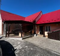 Vidiecky dom na predaj Mikulášov - Rodinný dom v Lakšárskej Novej Vsi na Mikulášove s červenou strechou a vydláždeným dvorom.