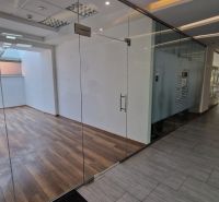 PRENÁJOM Priestory Poprad - Námestie Sv.Egídia - prízemie - 35 m2 - Sklenené dvere, miestnosť s podlahou s dreveným dekorom, obchodné priestory.