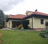  Priestranný dom v Trebostove  - Rodinný dom v Trebostove so záhradou, trávnikom, terasou a stromami na dvore.