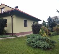  Priestranný dom v Trebostove  - Rodinný dom v Trebostove s upravenou záhradou a drevenými detailmi strechy.