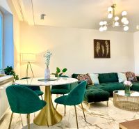 TOP! na prenájom 3i luxusný byt v centre Michaloviec s veľkou terasou - Obývacia izba v 3-izbovom byte, zelená sedačka, mramorový stôl, výrazné svietidlo.