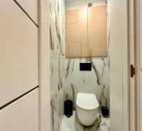 TOP! na prenájom 3i luxusný byt v centre Michaloviec s veľkou terasou - Kúpeľňa v 3-izbovom byte s dlaždicami s mramorovým vzorom a závesnou toaletou.