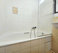- PRENÁJOM - 2 IZBOVÝ BYT - JAKUBOVO NÁMESTIE - STARÉ MESTO - Kúpeľňa v 2-izbovom byte s vaňou a umývadlom, obložená svetlými dlaždicami.