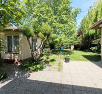 Predaj rodinného domu v Sládkovičove - Záhrada vedľa rodinného domu na Devátovej ulici v Sládkovičove so zeleňou a terasou.