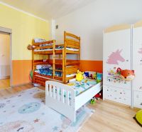 Predaj rodinného domu v Sládkovičove - Detská izba v rodinnom dome s poschodovou posteľou a dekorovanou skriňou, podlaha s dreveným dekorom.
