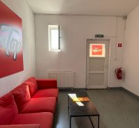 ODSTÚPENIE gastro prevádzky PIZZA Top v Nitre - Červená pohovka a stolík, služby donášky, gastro priestory, núdzový východ a hasičský prístroj.