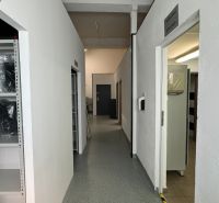 ODSTÚPENIE gastro prevádzky PIZZA Top v Nitre - Chodba s regálmi a miestnosťmi napravo vhodná pre gastro priestory.
