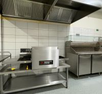ODSTÚPENIE gastro prevádzky PIZZA Top v Nitre - Profesionálna kuchyňa s nerezovým vybavením a veľkou digestorovou sústavou v gastro priestore.