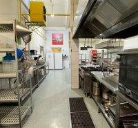 ODSTÚPENIE gastro prevádzky PIZZA Top v Nitre - Profesionálna kuchyňa s nerezovými spotrebičmi, gastro priestory a skladovacie police na kuchynské potreby.
