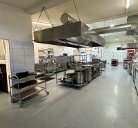 ODSTÚPENIE gastro prevádzky PIZZA Top v Nitre - Kompletná profesionálna kuchyňa s kuchynským vybavením pre gastro priestory, príprava jedla.