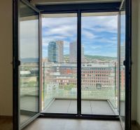 I Predaj Výnimočný  1-izb apartmán v projekte Metropolis - Výhľad z 1-izbového bytu na panorámu mesta Bratislava - Staré Mesto.