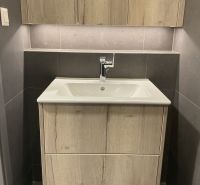 I Predaj Výnimočný  1-izb apartmán v projekte Metropolis - Kompaktná kúpeľňa so skrinkou a umývadlom v 1-izbovom byte, svetlé drevo a tmavé obklady.