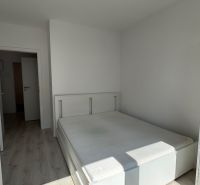 NA PRENÁJOM  2 izbový byt s GARÁŽOU Nitra - Spálňa v 2-izbovom byte, podlaha s dreveným dekorom, biely nábytok, posteľ, skriňa.