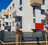 NA PRENÁJOM  2 izbový byt s GARÁŽOU Nitra - Bytový dom na Hornostavskej ulici v Nitre-Klokočine s farebnými balkónmi.