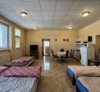 NA PREDAJ Ubytovňa v obci Bílkové Humence - Veľká izba s viacerými posteľami, jedálenským stolom a kuchynským kútom. Hotely a penzióny.