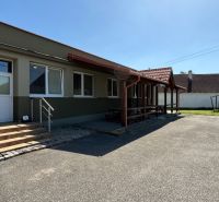 NA PREDAJ Ubytovňa v obci Bílkové Humence - Jednopodlažná budova s verandou, vedľa nej je nájazd a oplocená záhrada. Hotely a penzióny.