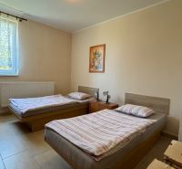 NA PREDAJ Ubytovňa v obci Bílkové Humence - Izba s dvoma posteľami, obrazom na stene a veľkým oknom. Hotely a penzióny.