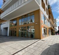 NA PRENÁJOM 2 izbový byt priamo v centre Nitry  - Budova na Piaristickej ulici v Nitre s veľkými oknami, modernou architektúrou a parkovacím miestom.