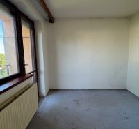 NA PREDAJ 5 izbový rodinný dom v obci Urmince - Topoľčany  - Prázdna miestnosť s výhľadom vo rodinnom dome v Urminciach.