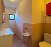 NA PREDAJ 5 izbový rodinný dom v obci Urmince - Topoľčany  - Kúpeľňa v rodinnom dome s umývadlom a WC, svetlo z malého okna.