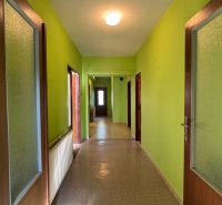 NA PREDAJ 5 izbový rodinný dom v obci Urmince - Topoľčany  - Zelená chodba s drevenými dverami a dlažbou v rodinnom dome.