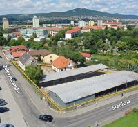 NA PRENÁJOM skladové priestory - areál v centre Nitry - Letecký pohľad na Železničiarsku ulicu v Nitre, Sklady a haly, okolité budovy a zeleň.