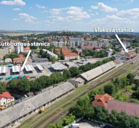 NA PRENÁJOM skladové priestory - areál v centre Nitry - Výhľad na autobusovú a vlakovú stanicu v Nitre na Železničiarskej, obklopené zeleňou.